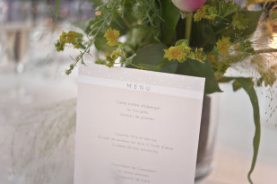 ©Solveig et Ronanphotographes - Mariage pastel a la  campagne - La mariee aux pieds nus